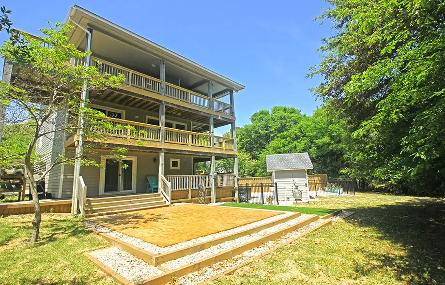 BAREFOOT MANOR
